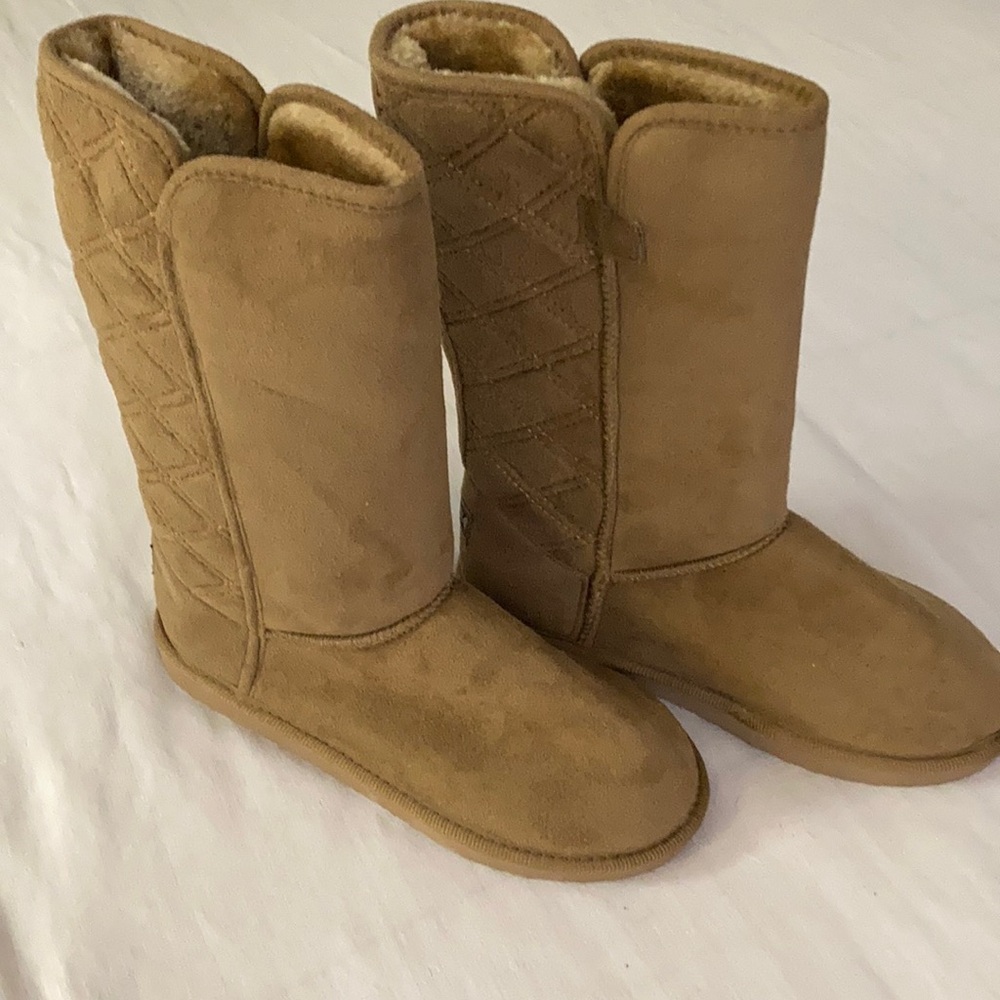 New no tag DBDK women’s pull on flat platform under knee boots.